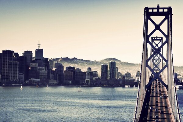 San Francisco Bridge auf bewölktem Himmel Hintergrund