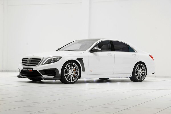 White Mercedes Barbus 2015