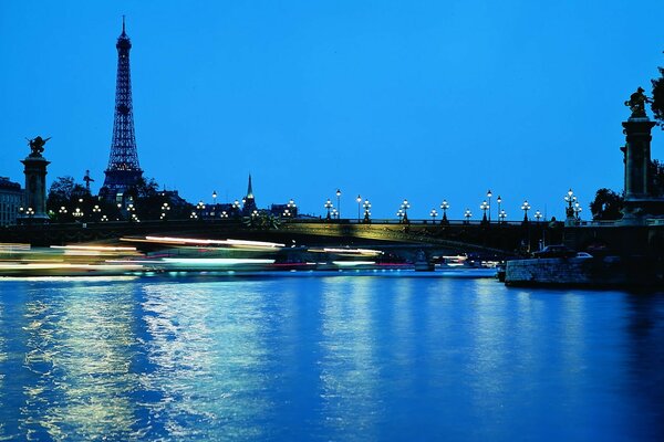 Das nächtliche Paris. Der Fluss. Eine Brücke