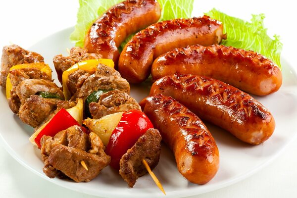 Saucisses et brochettes de viande appétissantes