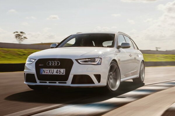 Voiture Audi blanc sur fond de route