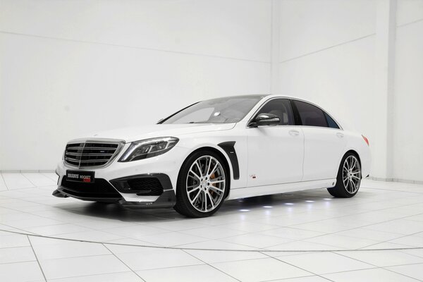 Mercedes Brabus 2015 su sfondo bianco