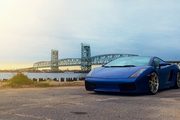 Blauer Lamborghini gallardo auf Hintergrund der eisernen Brücke