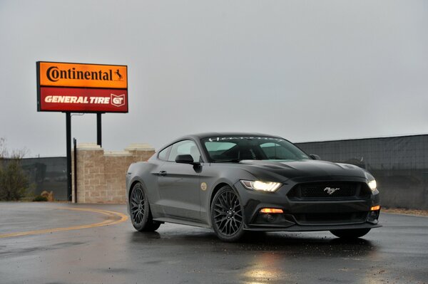 Ford Mustang en la carretera bajo la lluvia