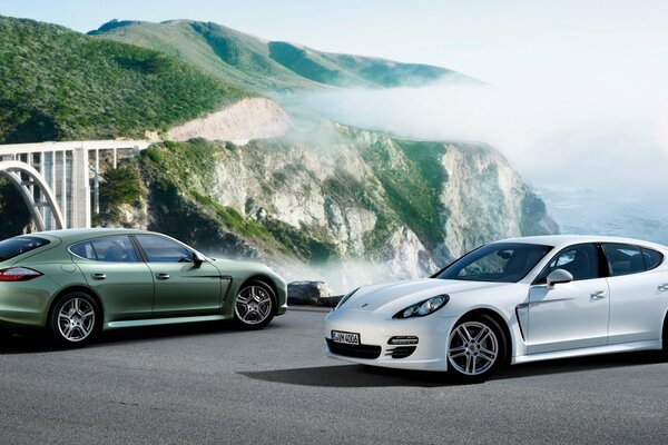 Weißer Porsche vor dem Hintergrund der herrlichen Berge