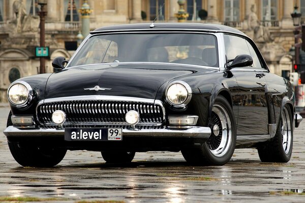 Voiture classique de couleur noire Volga