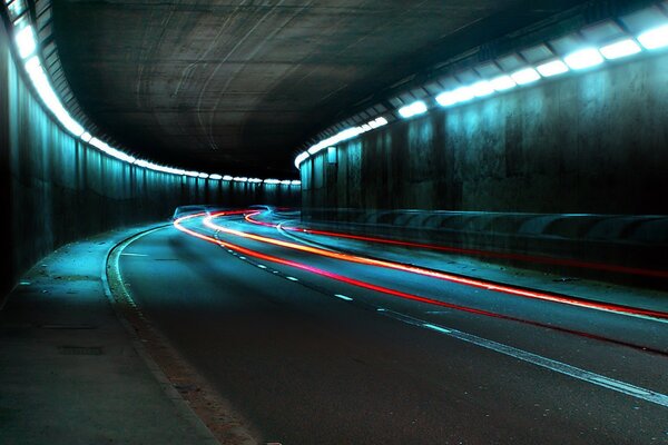 Strada nel tunnel illuminata dalle luci