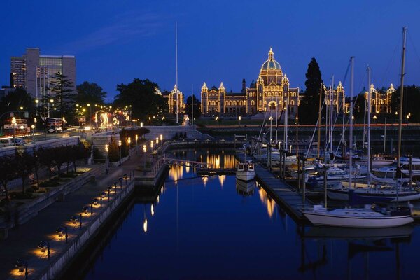 La nuit tombe, les yachts au quai