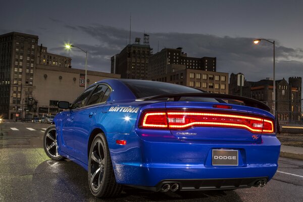 2013 Dodge Charger en la carretera iluminada por linternas