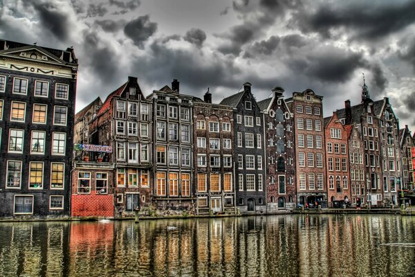 Maisons pittoresques d Amsterdam sur les rives du canal sous un ciel de plomb sombre