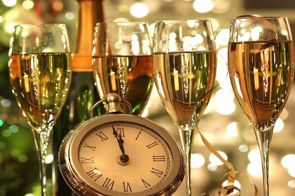 Neujahr. Die Uhr schlägt um zwölf. Champagne