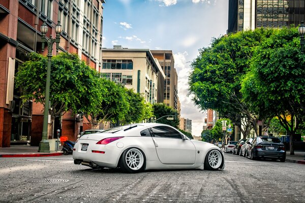 350Z charged with cool discs and planted across the street