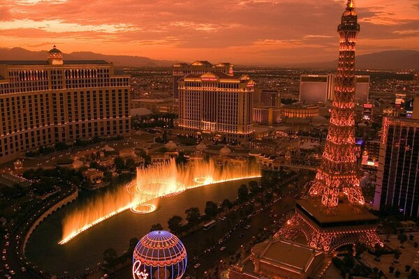 Splendida fontana e luci notturne di Las Vegas