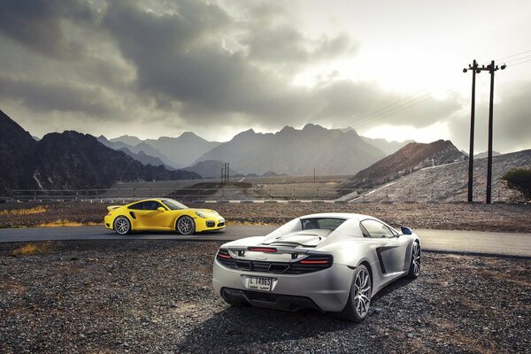 In pista ci sono due supercar di marche diverse, bianco e giallo