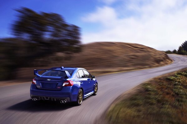 Subaru bleu en mouvement vue arrière