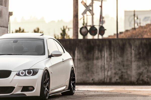 BMW e-92 blanco en la pared de fondo