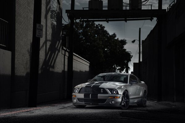 Ford Mustang Shelby GT500 en un callejón oscuro