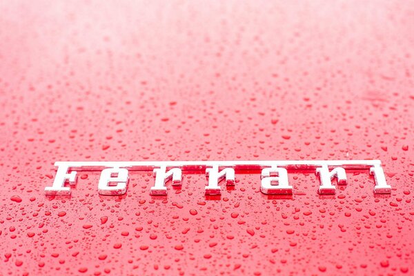 Logotipo de Ferrari en gotas de lluvia en el coche