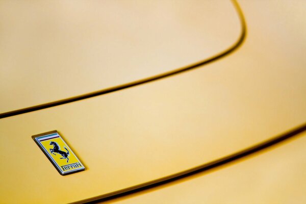 Logo ferrari sur le capot jaune