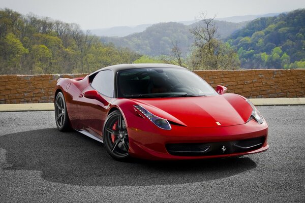 Ferrari rossa italiana sullo sfondo di un bellissimo paesaggio