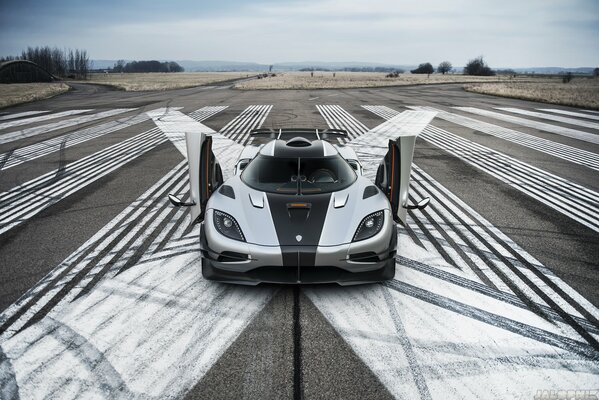 Silberner Koenigsegg auf der Startbahn