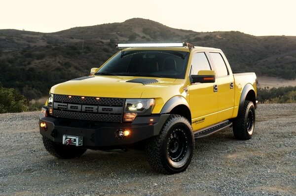 Ford Velociraptor vor dem Hintergrund der Berglandschaft