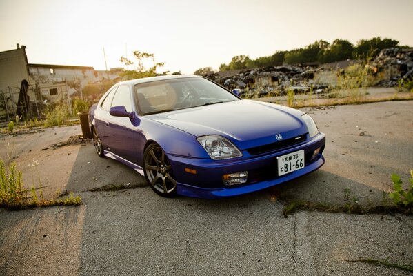 Honda azul en las ruinas de la ciudad