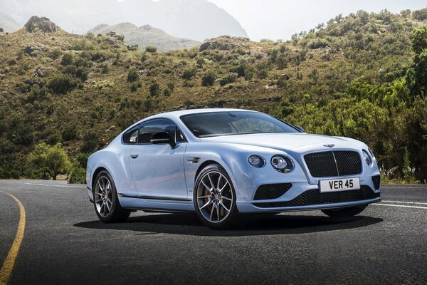 Una Bentley di lusso del 2015. Paesaggio, strada, montagne