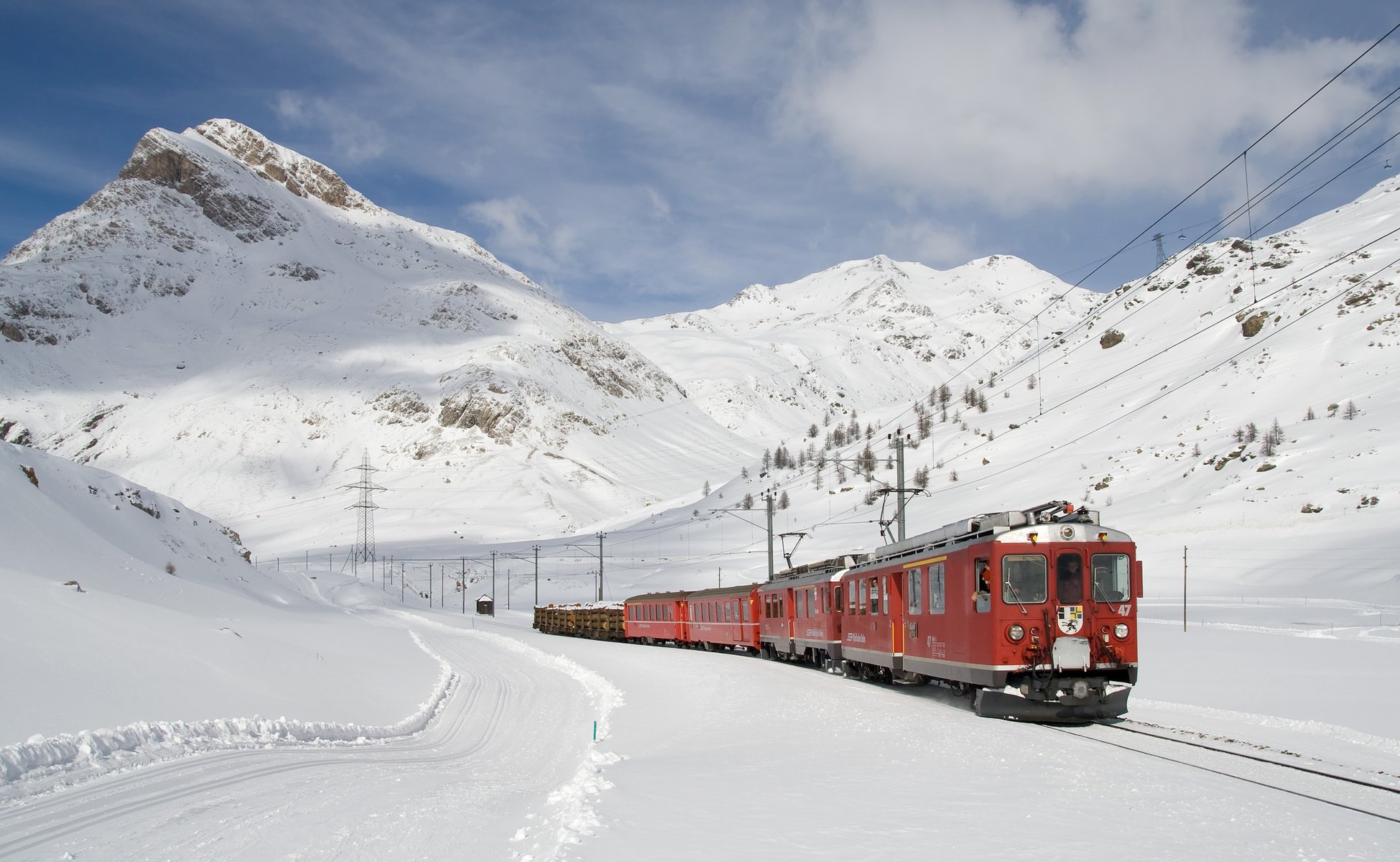 schnee berge zug schienen bewegung geschwindigkeit wege spuren straße transport lokomotive himmel wolken wolken winter felsen wagen