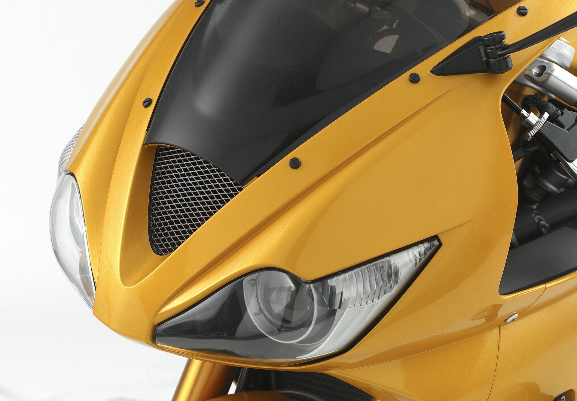 triumph daytona 675 triple motorcycle sport bike gold headlights lenses optics motorbike hi-tech macro moto bike motor transport