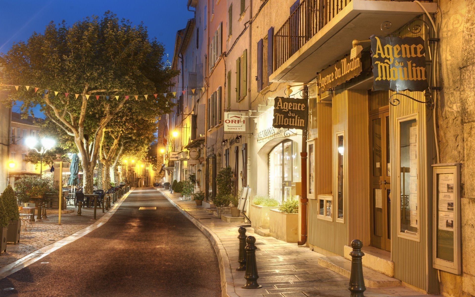 calle árboles noche luces vivescos acera luces banderas escaparates tiendas ciudades noche luces de la ciudad