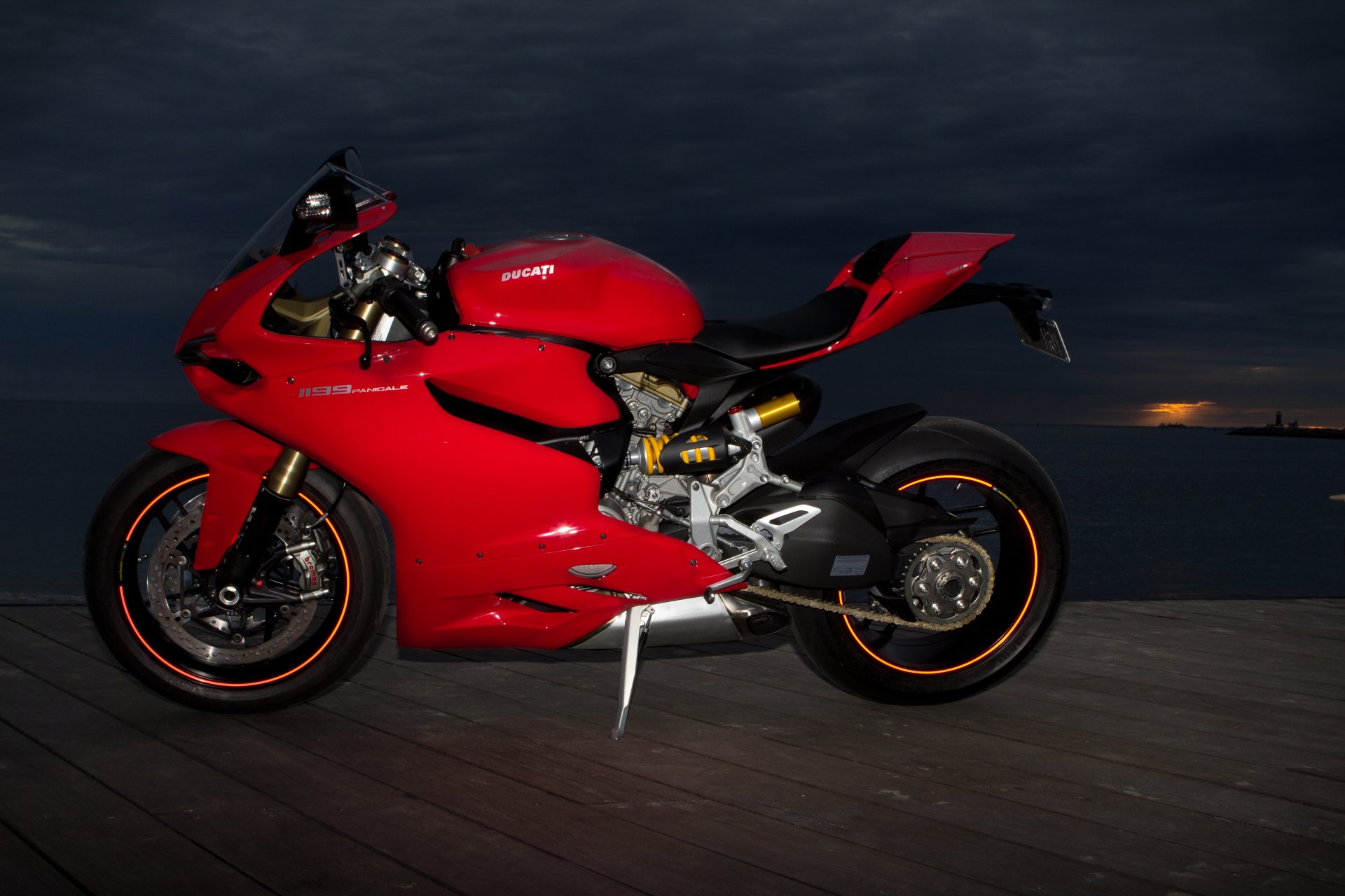 ducati 1199 panigale rouge ducati rouge crépuscule ciel nuages jetée