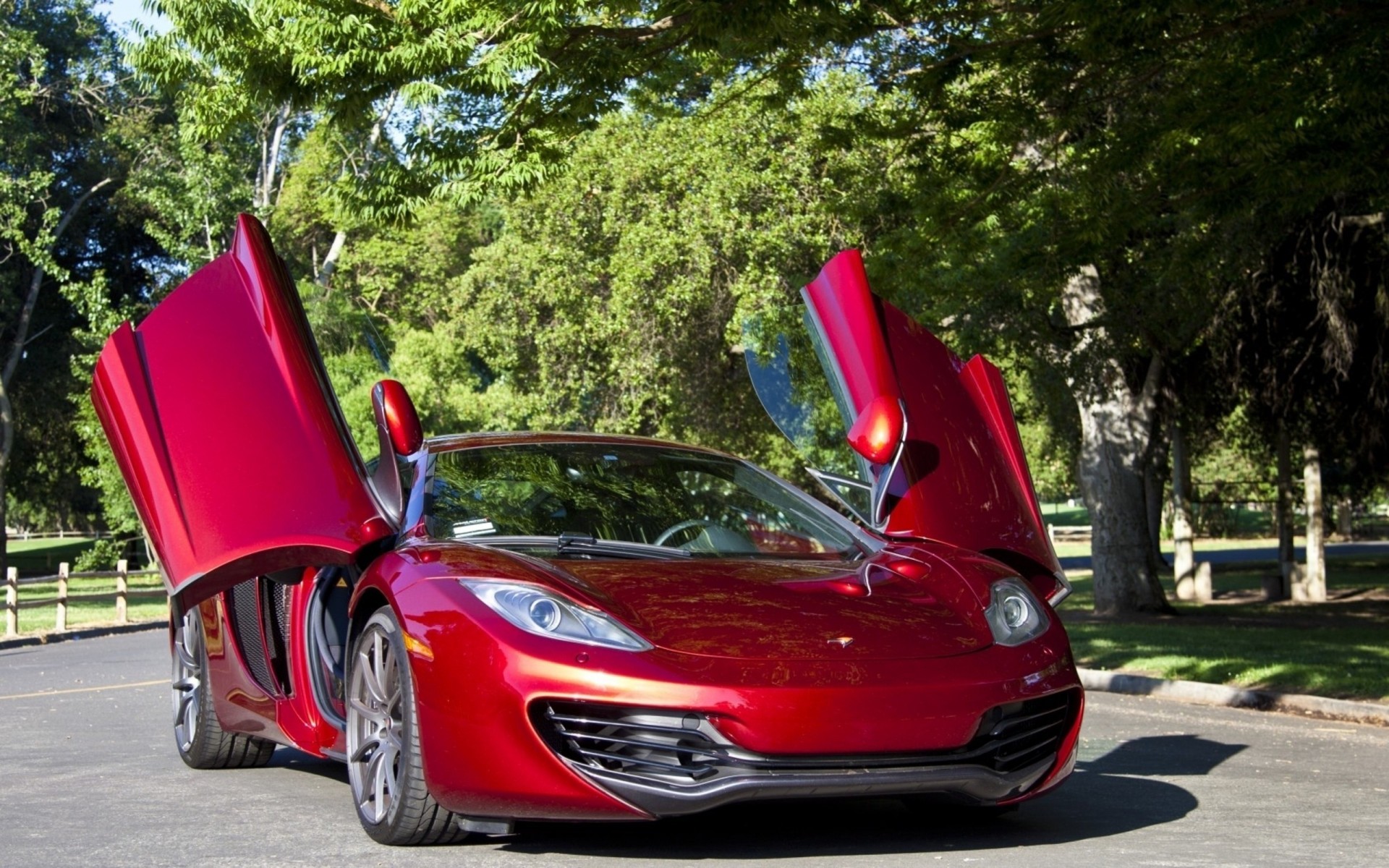 puertas mclaren rojo estilo