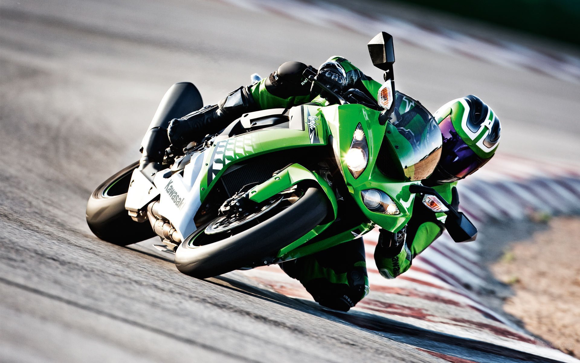 kawasaki zx-10r 2011 zx-r ninja sportbike motorrad moto kawasaki ninja geschwindigkeit drehen kippen pilot helm motorrad sport rennen motorsport hi-tech fahrrad männer motorsport