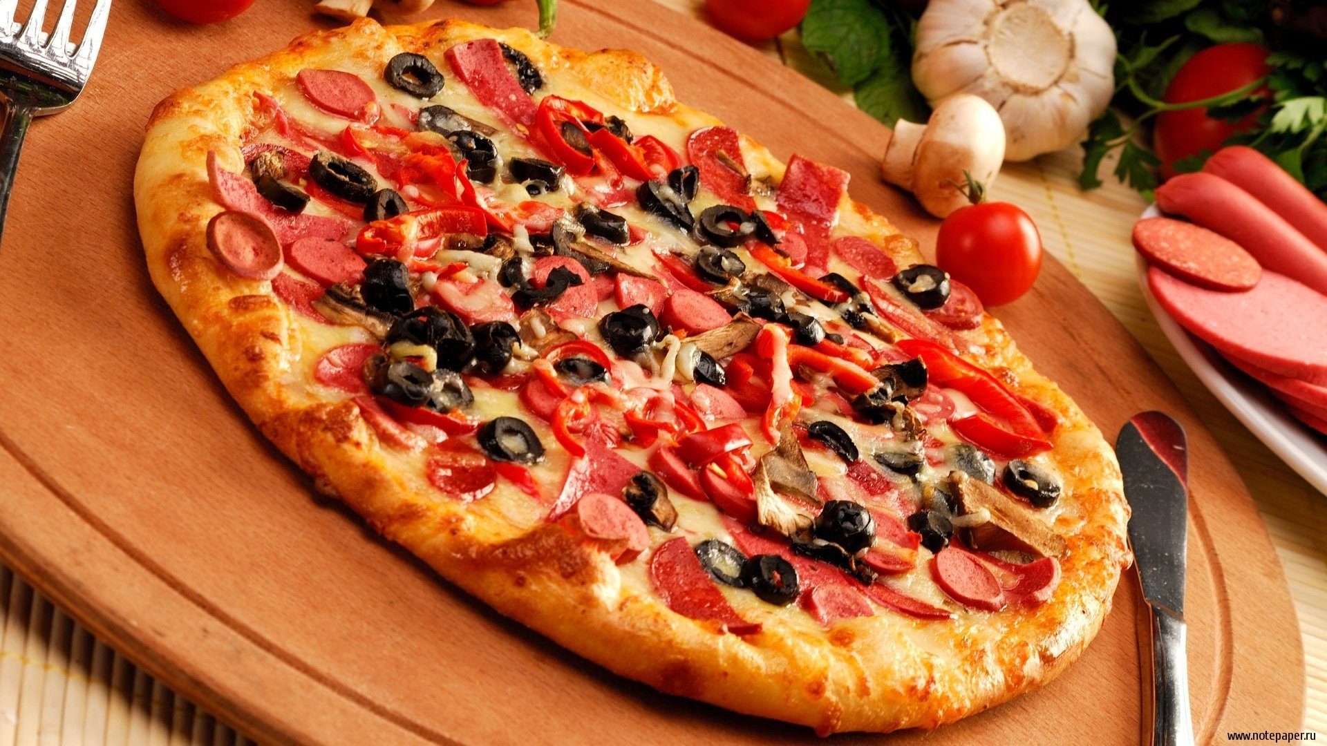 essen foto teig pizza wurst knoblauch ecke oliven tisch tafel messer gewürze pizza tomaten oliven