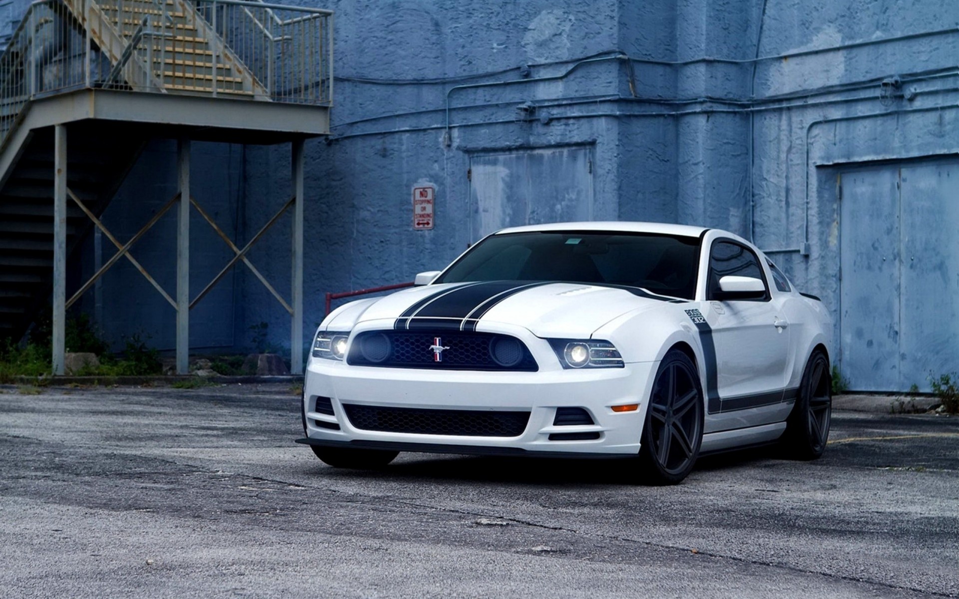 ford mustang style patron 302 muscle car blanc