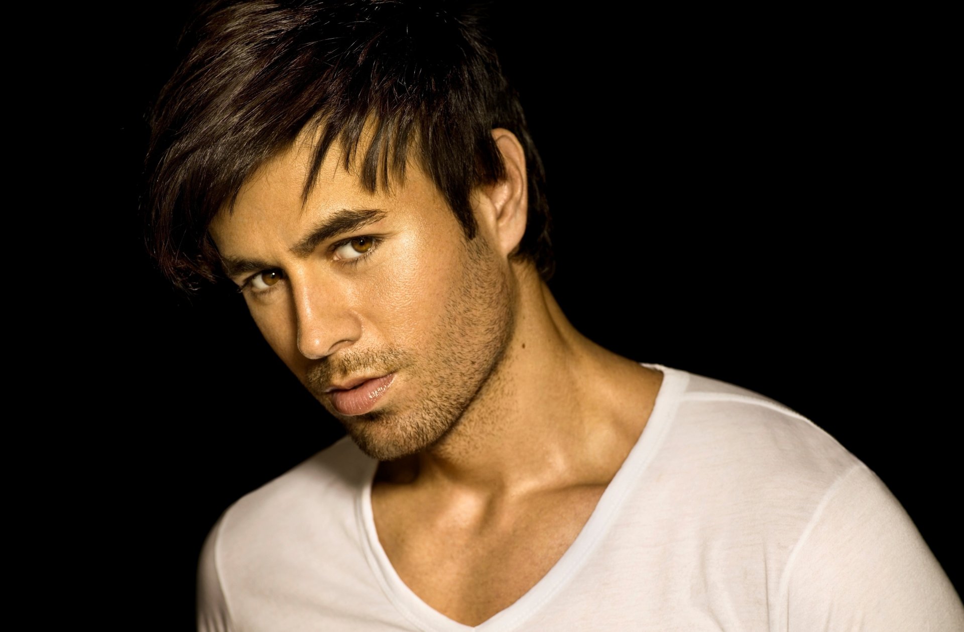 fond noir coiffure brune chanteur enrique iglesias regard t-shirt blanc cheveux photo minet yeux visage portrait