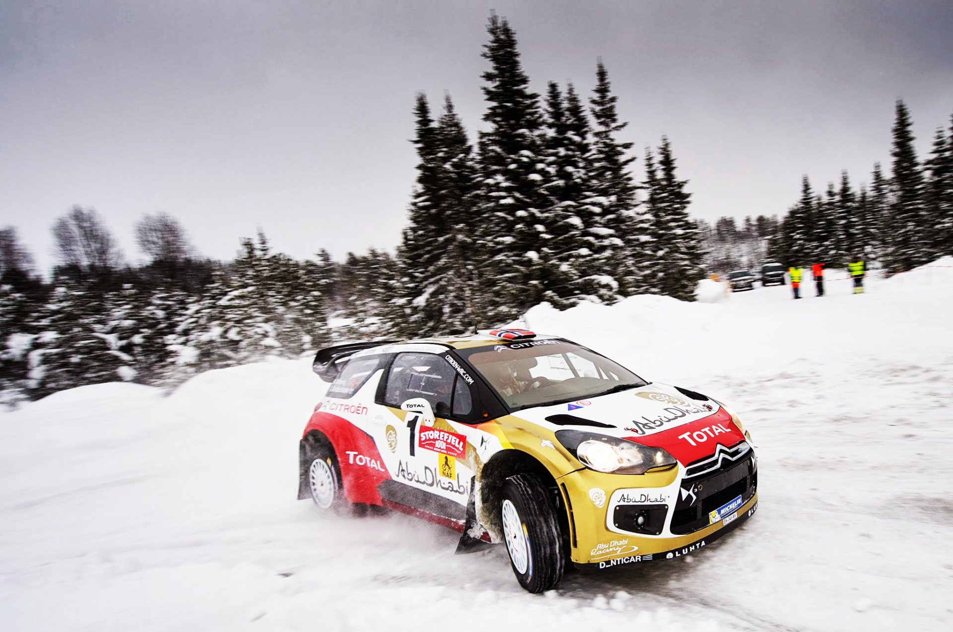 citroen ds3 wrc zlot rajd samochód sport citroen zima zimno droga zakręt poślizg