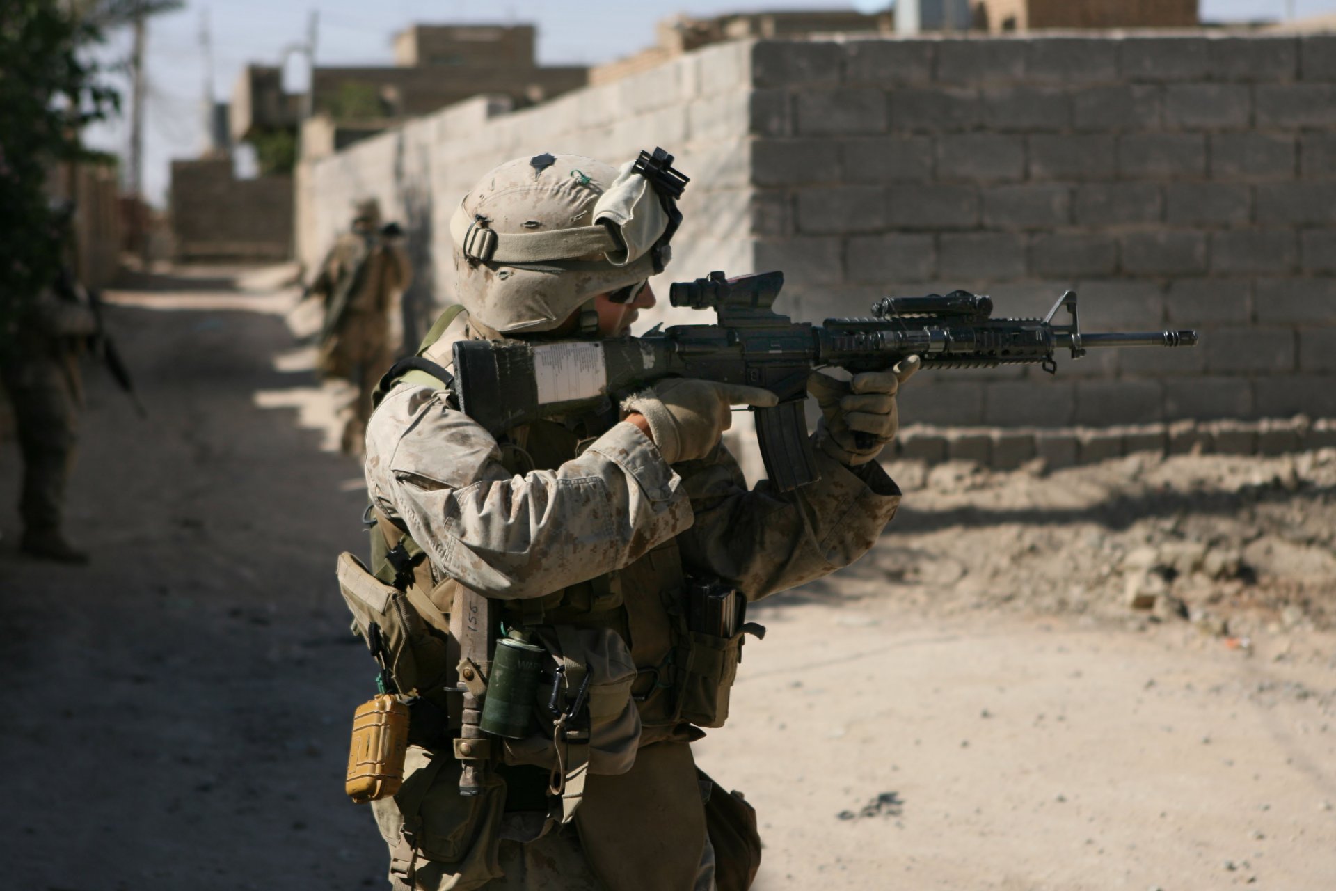 colt m4 bloc de parpaing vue marines soldat arme états-unis marine armée chantier de construction