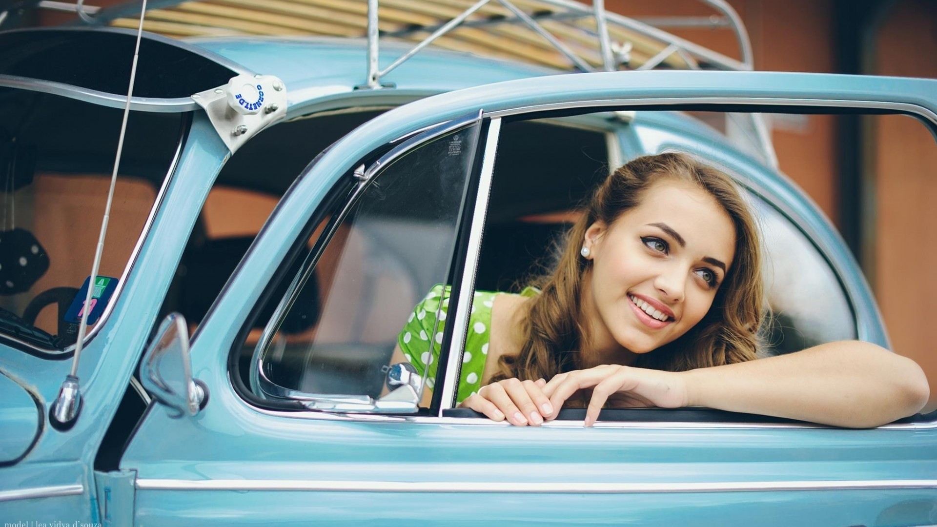 modello ragazze e automobili