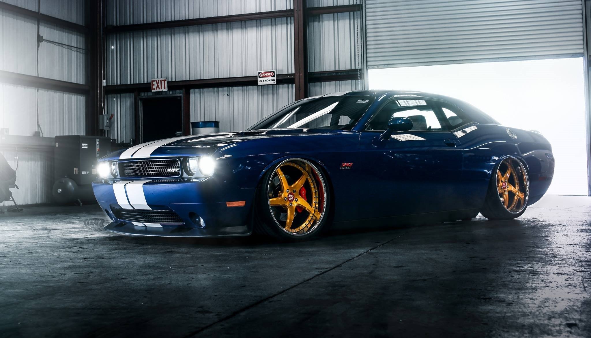 dodge challenger sto hellcat niski mięśnie samochód koła złoto