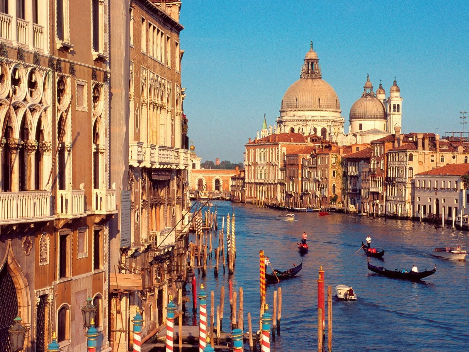 italien venedig kanal gebäude gondeln himmel wasser fluss sonnenlicht boote säulen fenster kuppeln stadt morgen gondel strömung boot häuser