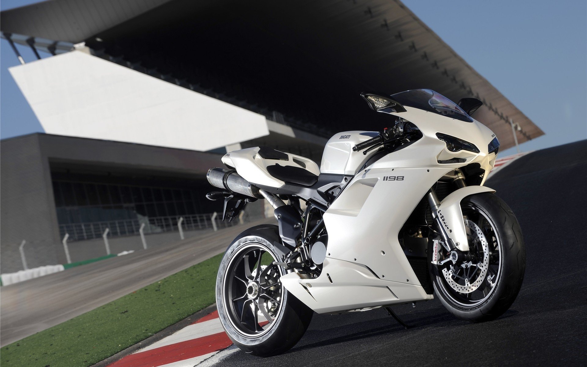 ducati 1198 sportbike ducati sportbike motorrad moto weiß track design italien motobike hi-tech fahrrad mototransport