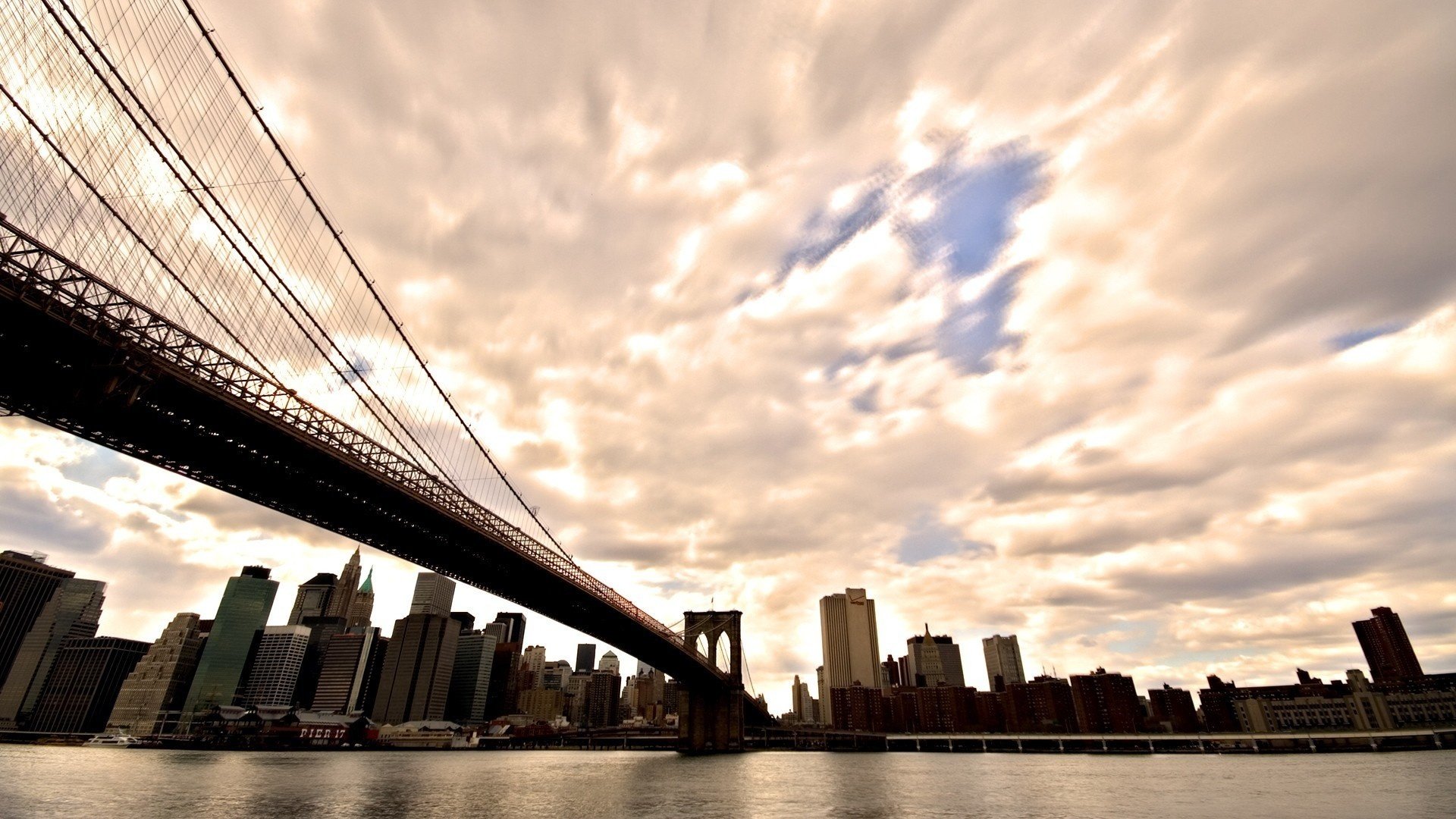 new york manhattan brooklyn bridge new york ponte di brooklyn stati uniti america fiume brooklyn nuvole superficie liscia grattacieli case metropoli città ponti