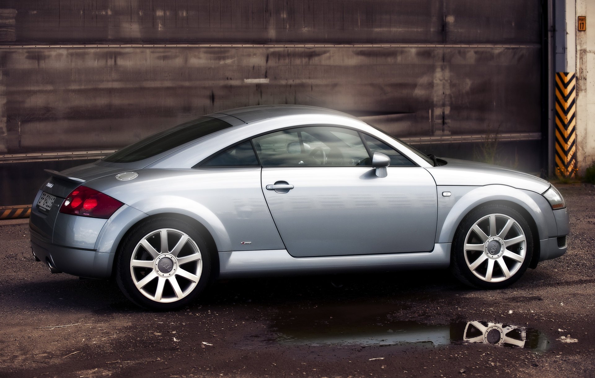 audi tt mk1 audi tt coupe samochód sportowy profil auto auto srebrne audi asfalt kałuża felgi samochody osobowe transport motoryzacja