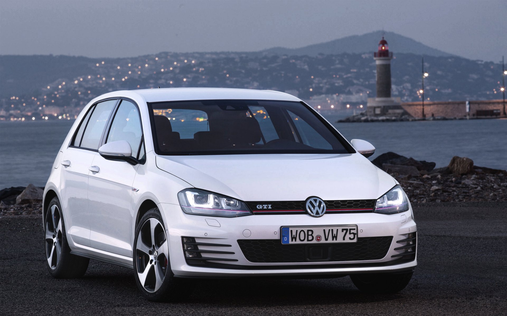 volkswagen golf gti auto samochód biały wieczór morze latarnia przednie reflektory