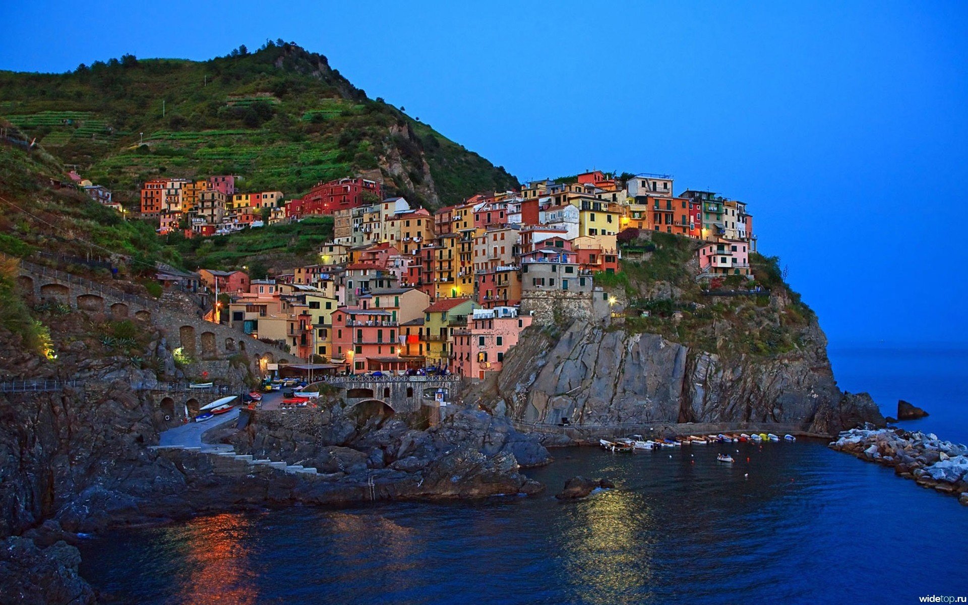 italie ville mer maisons multicolores montagne rochers ciel arbres eau rivage