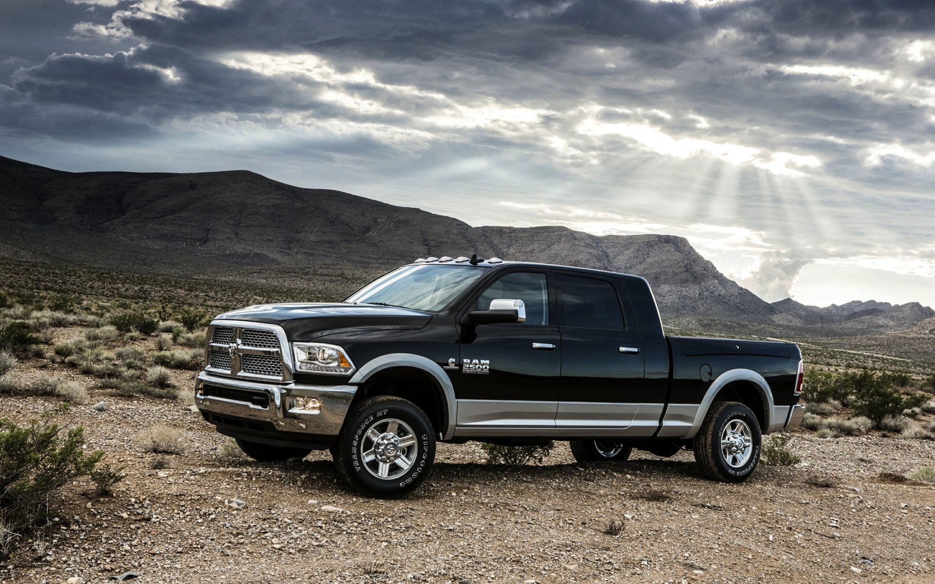 esquivar carnero 1500 camioneta vista lateral negro cielo montañas desierto auto