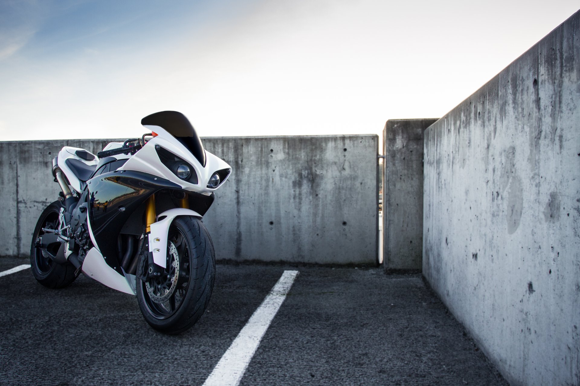 yamaha yzf-r1 bianco cielo moto yamaha nuvole