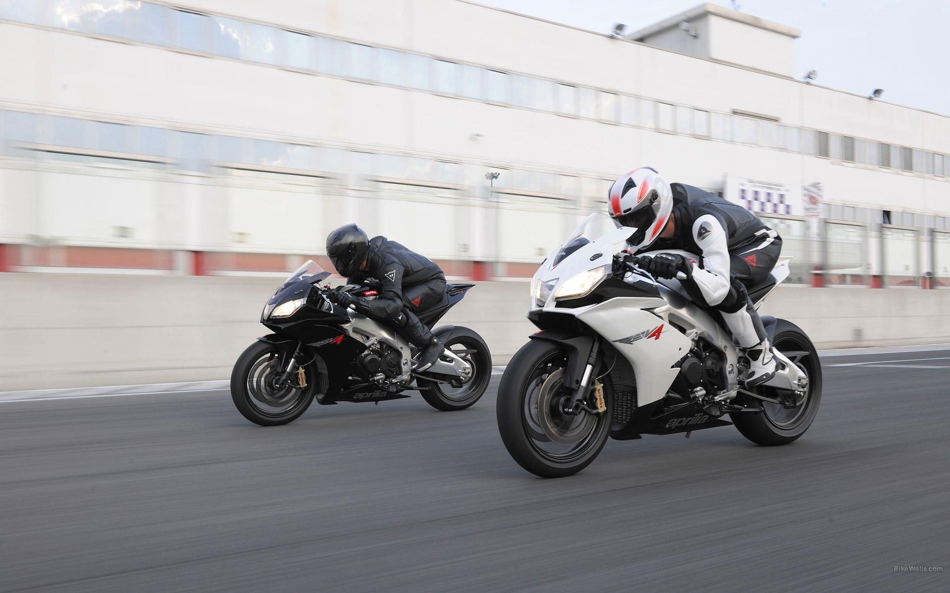 aprilia rsv4-r sportbike motocykl moto aprilia włochy piloci tor prędkość wyścig sport sporty motorowe wyścigi rower mężczyźni pojazdy silnikowe